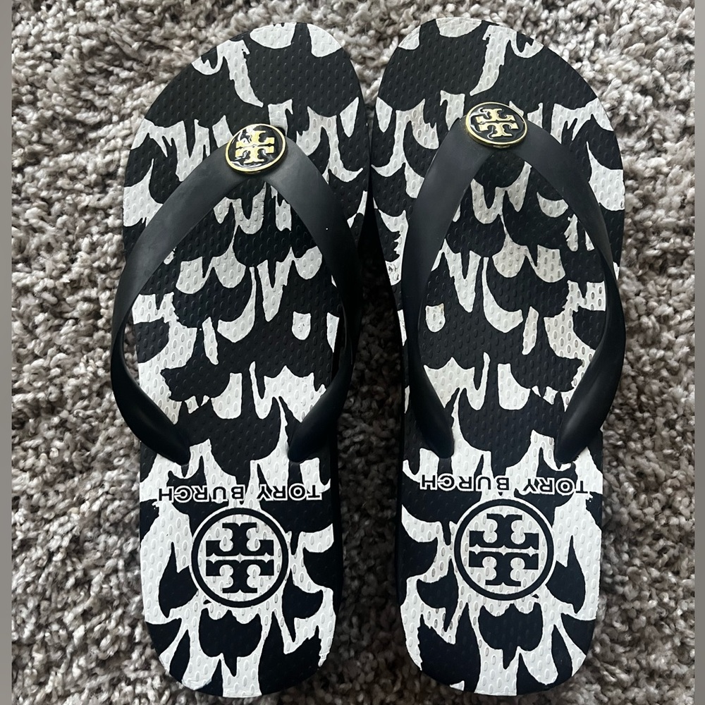TORY BURCH black and white pvc wedge flip flops gold logo - SIZE 5